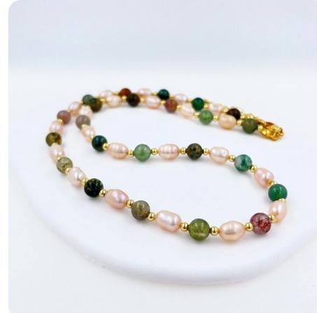 قلادة عصرية من العقيق الهندي واللؤلؤ الطبيعي