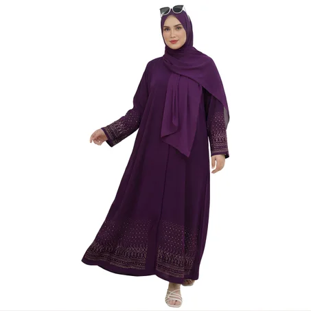 عباية إماراتية بتفاصيل فاخرة بالفولار