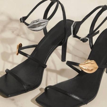 Sandales à talon noir avec détail lèvres dorées et argentées 42/43