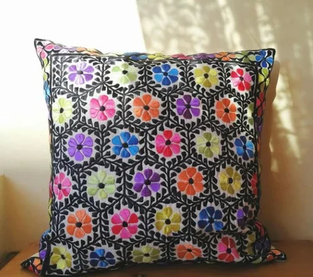Coussin brodé Terz Rbati