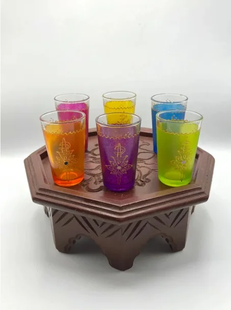 Plateau en bois avec 6 verres