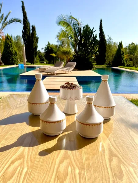 Lot n•1 : 2 tajines , 2 mini tajines , 1 coupe en céramique