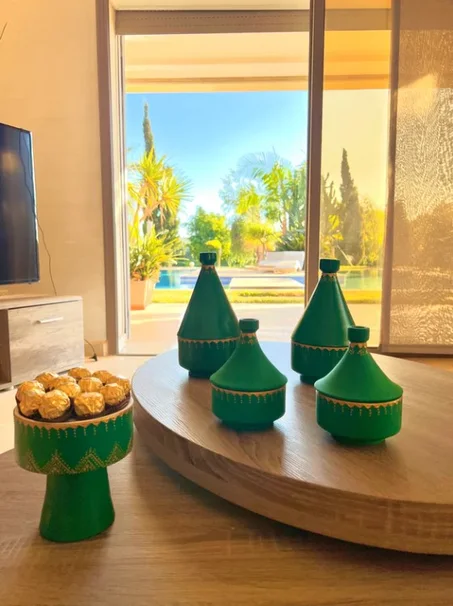 Lot • 3 : 2 tajines , 2 mini tajines , 1 coupe en céramique