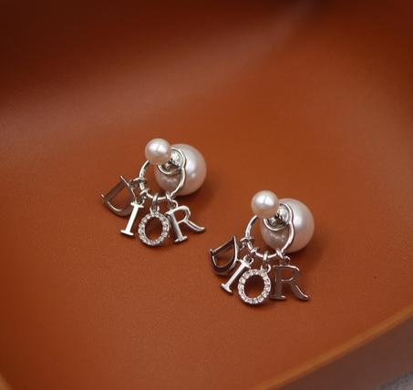 *DIOR* 🤍  Earing 🆕🎉🥳🎊🆕 ↗️ *Super Master Quality ®️*