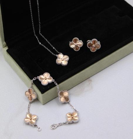 *Vancleef & Arpels* 💚    Holiday Pendant   *Limited Edition 2024*  Available full Set  Necklace, earring & Bracelet   🆕🎉🥳🎊🆕  ↗️ *Super Master Quality ®️*