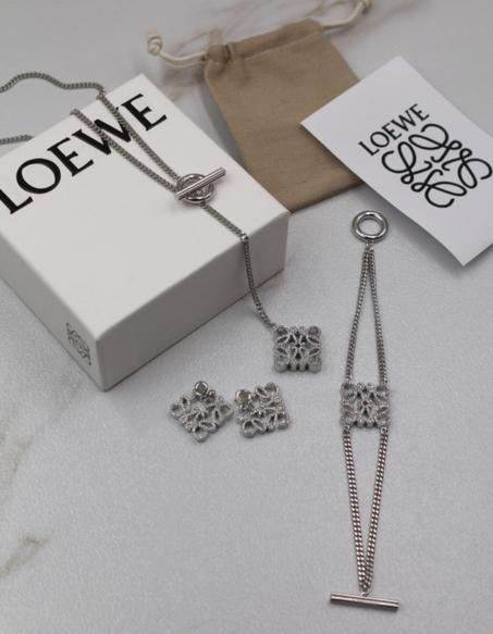 *LOEWE*    🔆🔆🔆🔆🔆  🆕🆕📢🆕🆕  Full Set ⬇️⬇️⬇️  Necklace, earrings  & Bracelet   *#Super Master Quality* ®️