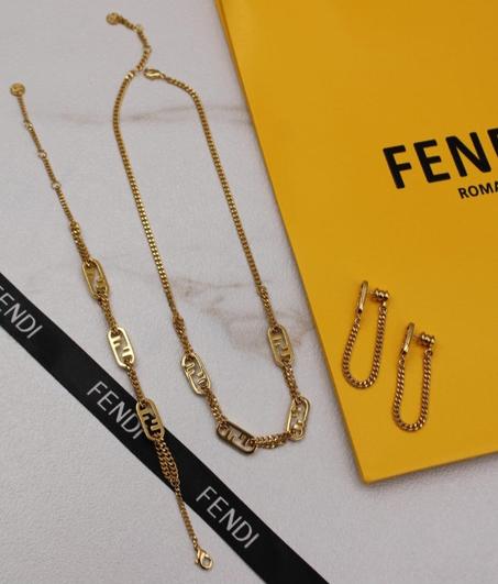 *FENDI* 💛    The chain ff medium model full Set  Necklace, earring, & bracelet  🆕🎉🥳🎊🆕  ↗️ *Super Master Quality ®️*
