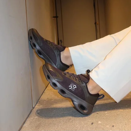 On Running Cloudsolo LOEWE Dark Brown Black ，