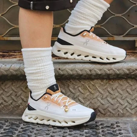 On Cloudtilt "Ivory Almond"，