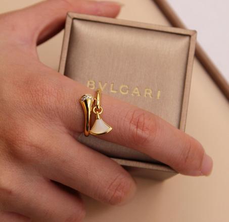 *BVLGARI*   Diva Mother pearl hanging *Ring* Available size 6,7,8 🆕🎉🥳🎊🆕 ↗️ *Super Master Quality