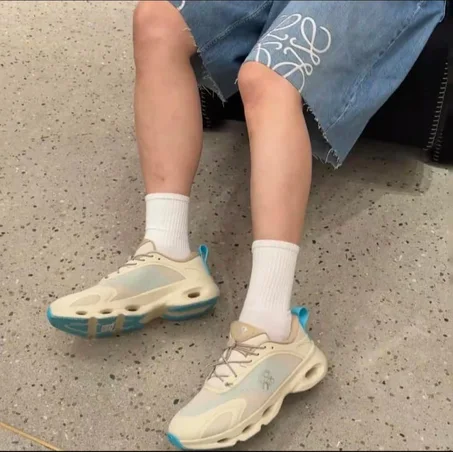 On Running Cloudsolo LOEWE Sand Turquoise，