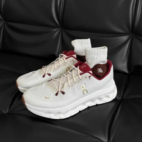 شوز اون كلاود ابيض