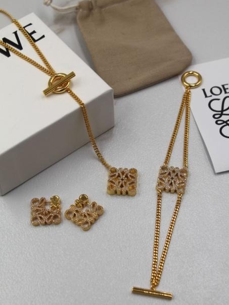 *LOEWE*   🔆🔆🔆🔆🔆  🆕🆕📢🆕🆕  Full Set ⬇️⬇️⬇️  Necklace, earrings  & Bracelet   *#Super Master Quality* ®️