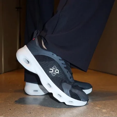 On Running Cloudsolo LOEWE Black White，