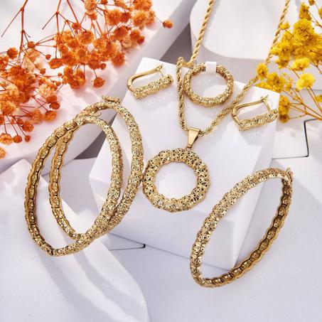 طقم مجوهرات L'Authentique للنساء - 7 قطع متناسقة (قلادة، حلقات، خاتم، سوار )