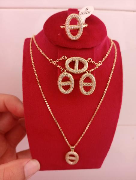 طقم مجوهرات Musc لمسة من السحر لاناقة فاخرة بلمسة ناعمة. يتكون من 5 قطع.