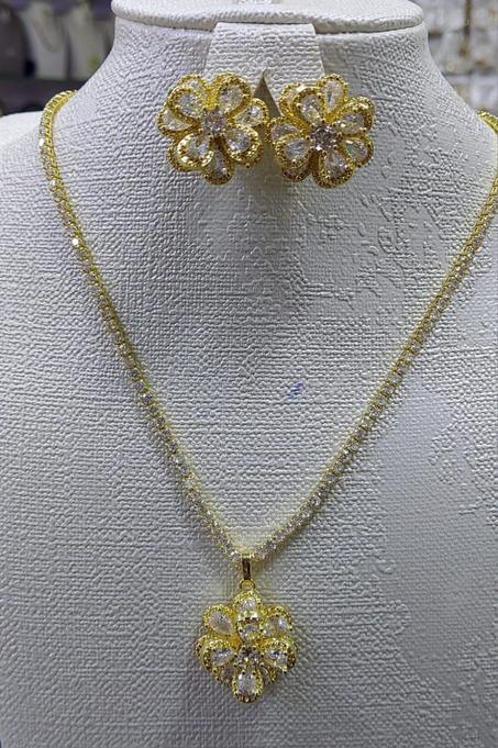 طقم مجوهرات Murmure du Henne للنساء - 2 قطع متناسقة (قلادة، حلقات)