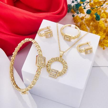 طقم مجوهرات Emeraude للنساء -5 قطع متناسقة (قلادة، حلقات، خاتم، سوار)