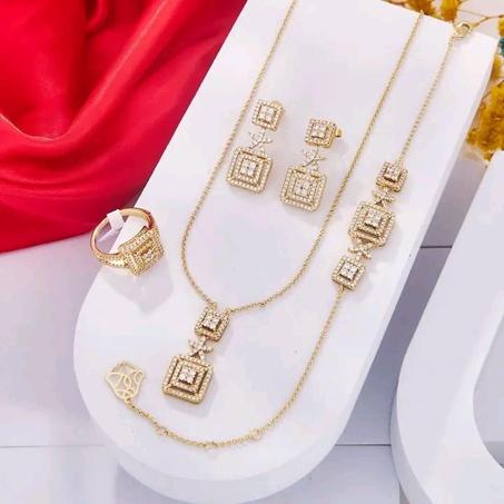 طقم مجوهرات Lever du soleil فاخر للنساء - 5 قطع متناسقة (قلادة، حلقات، خاتم، كورميط)