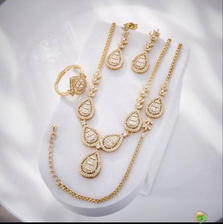 طقم مجوهرات Amira للنساء - 5 قطع متناسقة (قلادة، حلقات، خاتم، كورميط)