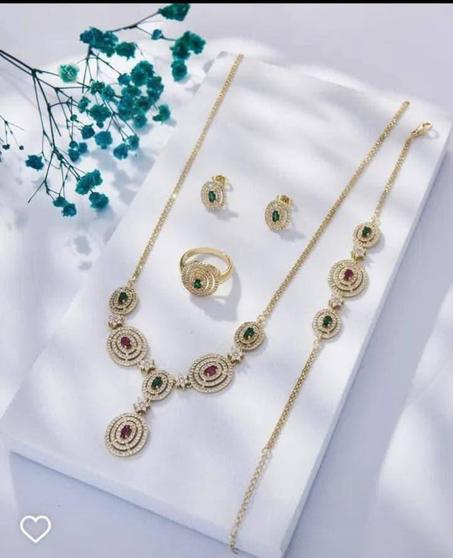 طقم مجوهرات Venise لمسة من السحر لاناقة فاخرة بلمسة ناعمة. يتكون من 5 قطع.