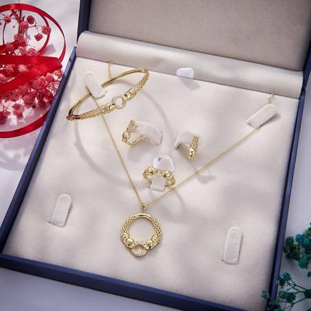 طقم مجوهرات Seduction للنساء - 5 قطع متناسقة (قلادة، حلقات، خاتم، سوار)