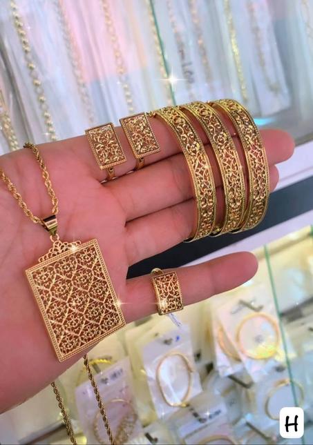 طقم مجوهرات Vague حرك أناقتك بنعومة بتصميم انسيابي لا ينسى . يتكون من 7 قطع.