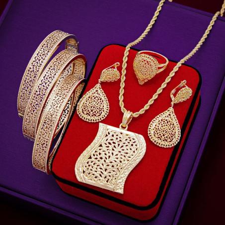 طقم مجوهرات Lumiere للنساء - 7 قطع متناسقة (قلادة، حلقات، خاتم، سوار )