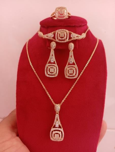 طقم مجوهرات Hamsa لانوثة تهمس بالفخامة - 5 قطع متناسقة (قلادة، حلقات، خاتم، كورميط)