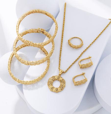 طقم مجوهرات Aknaw للنساء - 7 قطع متناسقة (قلادة، حلقات، خاتم، ثلاث أساور)