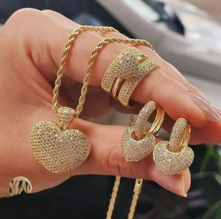 طقم مجوهرات Pulsation ايقاع جديد في عالم الأناقة ينبض بالجاذبية - 4 قطع متناسقة (قلادة، حلقات، خاتم)