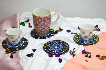 Quatre sous-tasses en bois