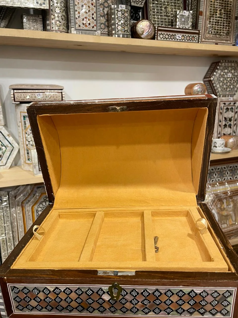 شكمجيه  - صدف لوكس