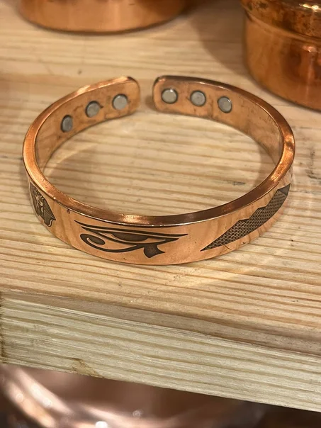 اساور مغناطيس ( مصريين القدماء ) (جمله)