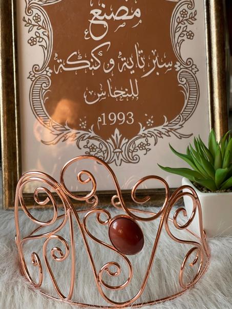 تاج نحاس احمر بفص حجر طبيعي