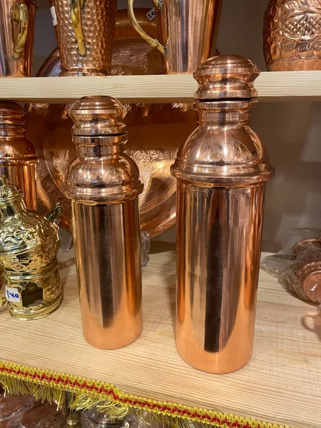 زجاجه مياه نحاس احمر - كبيره و صغيره (جمله)