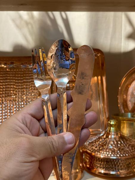 معالق وشوك وسكاكين اكل نحاس احمر (جملة)