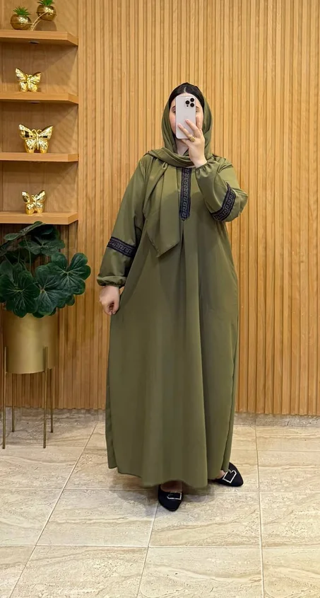 "عباية شال أنيقة لشهر رمضان 🌙 – تصميم راقي من قطعتين (توب كريب روزا)"