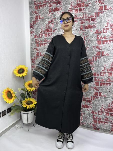 "فستان مطرّز بخامة لولان الفاخرة – أناقة ناعمة بلمسة تقليدية راقية"