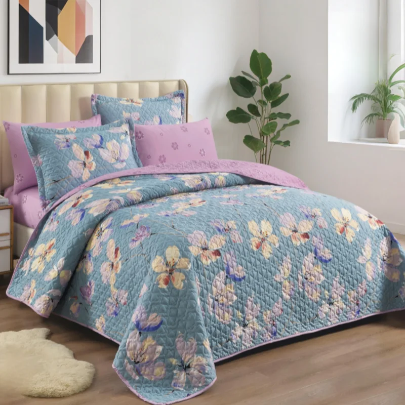 أزرق سماوي بزهور ملوّنة