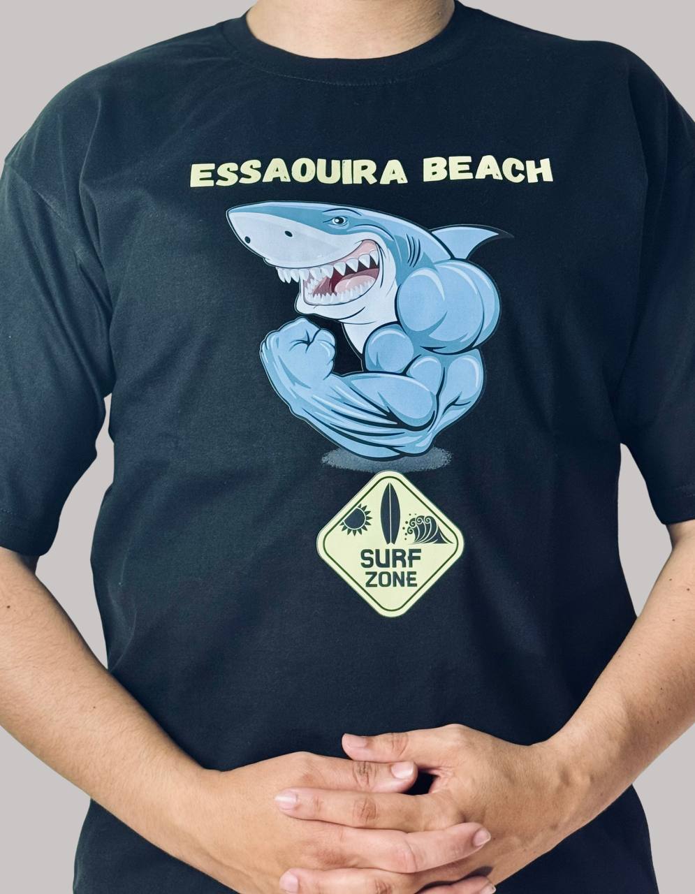 Black t-shirt : Muscular shark