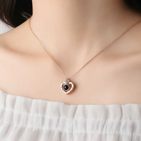 قلادة "أنا أحبك" بـ100 لغة