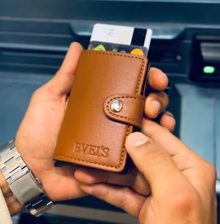 حامل البطاقات و النقود الذكي