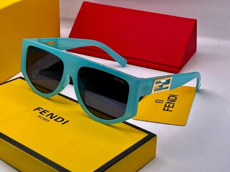 Lunette Solaire Fendi Avec Boite et Accessoires