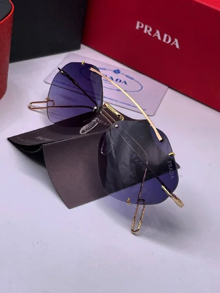 Lunette Solaire PRADA  Avec Boite et Accessoires