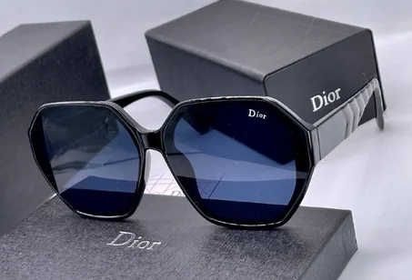 Lunette Solaire DIOR Avec Boite et Accessoires