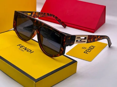 Lunette Solaire Fendi Avec Boite et Accessoires