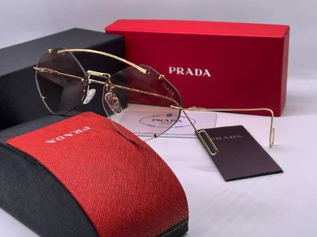 Lunette Solaire PRADA  Avec Boite et Accessoires