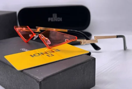 Lunette Solaire FENDI  Avec Boite et Accessoires