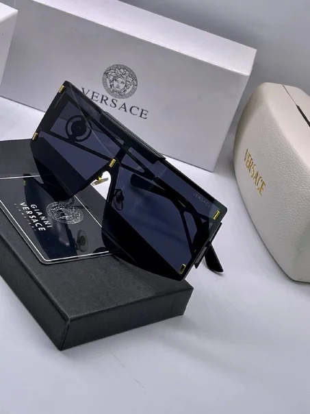 Lunette Solaire Versace Avec Boite et Accessoires